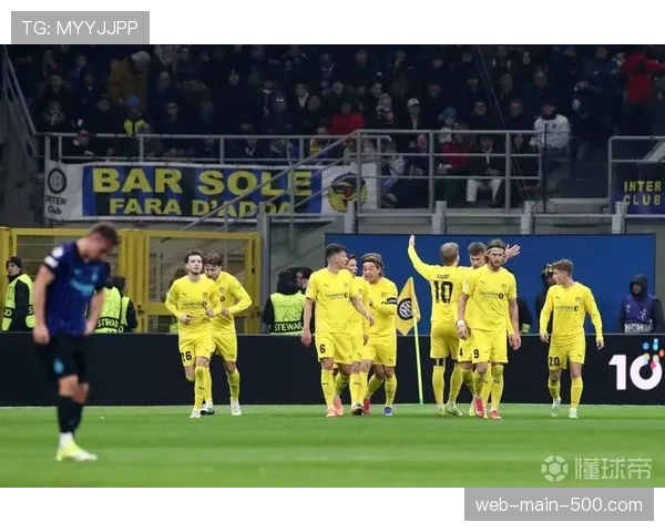 终场哨响，国际米兰球员跪地掩面，欧冠出局创非五大联赛球队淘汰纪录